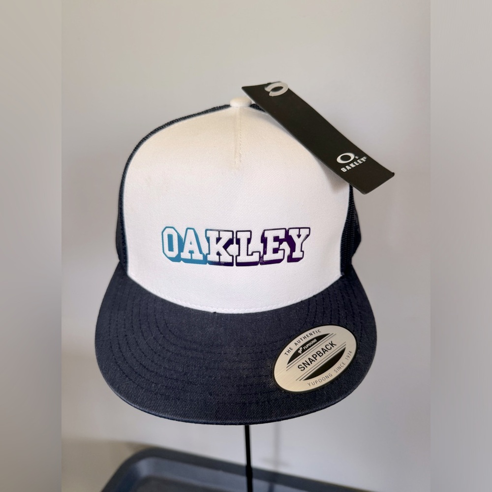 Oakley Mesh Snapback Baseball Cap NWT
